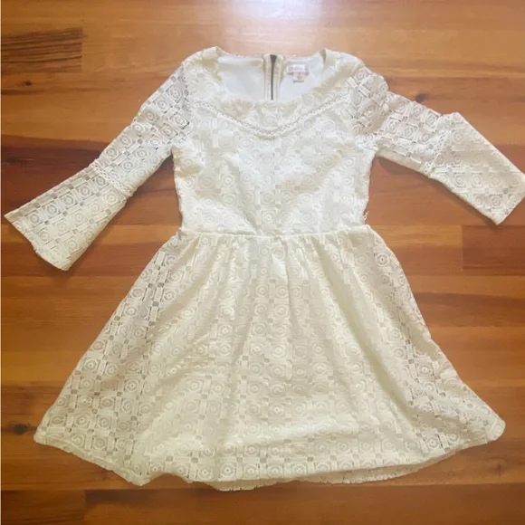 Girls Medium lace dress Girls Medium lace dress